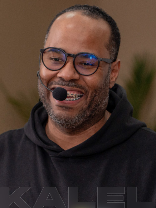 Dr. Kalel Williams sonriendo en evento de la Escuela Profética Internacional`